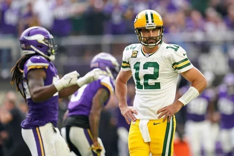 Rodgers, Packers Struggle in 24-7 Loss