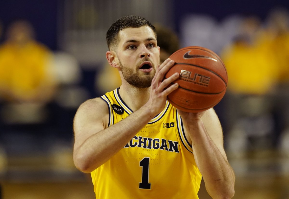 Hunter Dickinson commits to Kansas