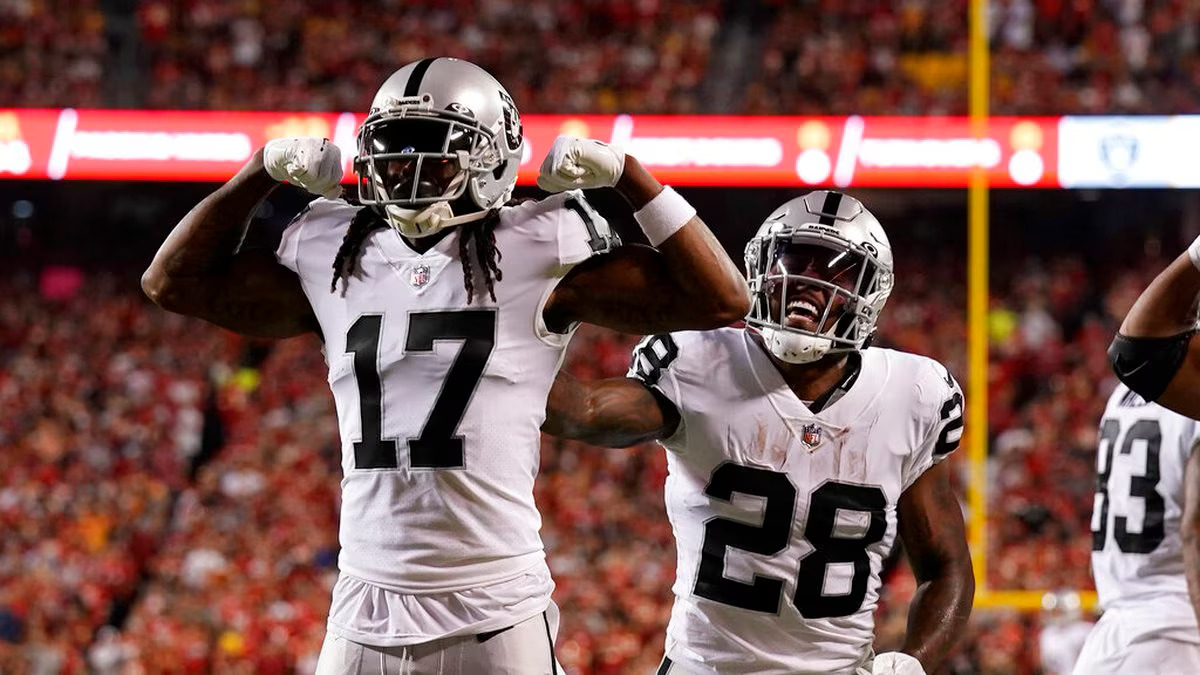 Davante Adams flexes during the Las Vegas Raiders' 2022 road game against the Kansas City Chiefs. Adams is one of several wide receivers injured leading into Week 2 of the 2023-24 NFL season.
