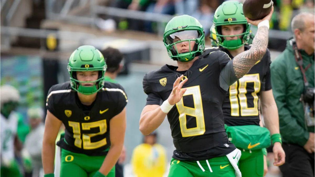 Dillon Gabriel and teammates on the Oregon Ducks.